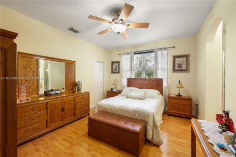 House in Miami, Florida 4 bedrooms, 209.59 sq.m. № 1963463 - photo 13