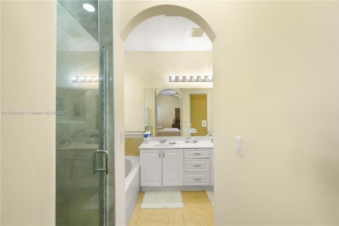 House in Miami, Florida 4 bedrooms, 209.59 sq.m. № 1963463 - photo 23