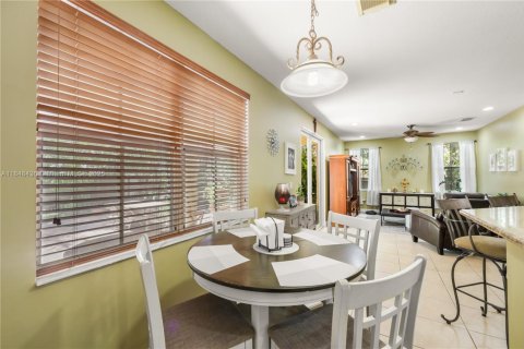 House in Miami, Florida 4 bedrooms, 209.59 sq.m. № 1963463 - photo 28