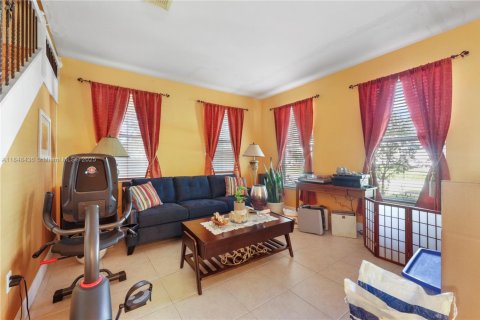 House in Miami, Florida 4 bedrooms, 209.59 sq.m. № 1963463 - photo 9