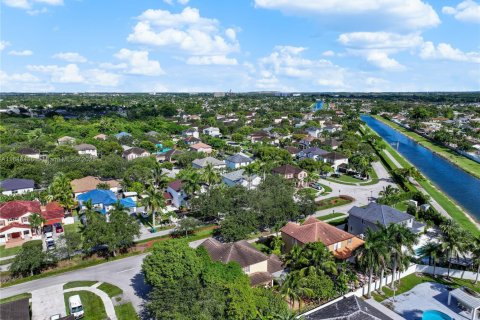 House in Miami, Florida 4 bedrooms, 209.59 sq.m. № 1963463 - photo 5