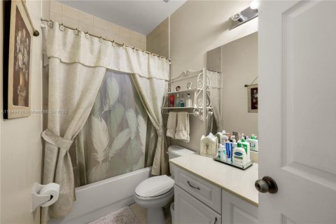 House in Miami, Florida 4 bedrooms, 209.59 sq.m. № 1963463 - photo 18