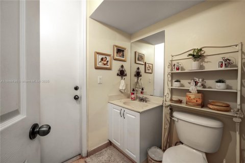 House in Miami, Florida 4 bedrooms, 209.59 sq.m. № 1963463 - photo 21