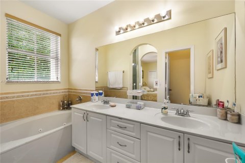 House in Miami, Florida 4 bedrooms, 209.59 sq.m. № 1963463 - photo 24