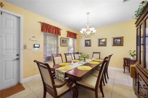 House in Miami, Florida 4 bedrooms, 209.59 sq.m. № 1963463 - photo 10