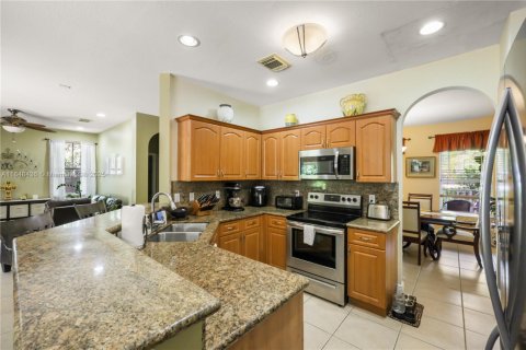 House in Miami, Florida 4 bedrooms, 209.59 sq.m. № 1963463 - photo 30