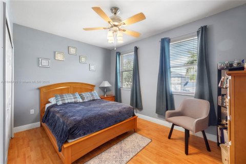 House in Miami, Florida 4 bedrooms, 209.59 sq.m. № 1963463 - photo 12