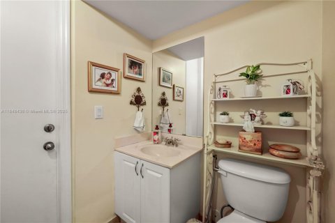 House in Miami, Florida 4 bedrooms, 209.59 sq.m. № 1963463 - photo 20