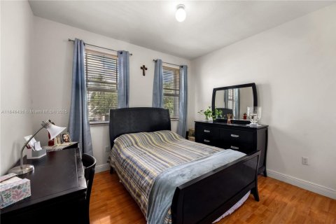 House in Miami, Florida 4 bedrooms, 209.59 sq.m. № 1963463 - photo 16