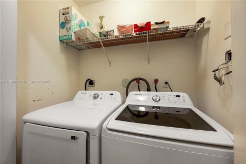 House in Miami, Florida 4 bedrooms, 209.59 sq.m. № 1963463 - photo 19