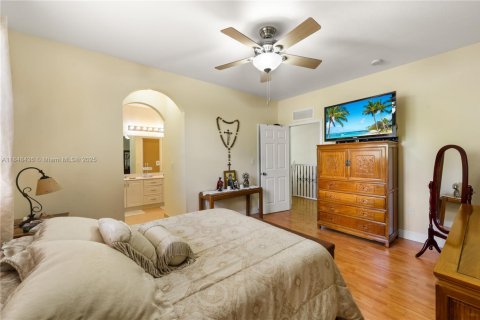 House in Miami, Florida 4 bedrooms, 209.59 sq.m. № 1963463 - photo 22