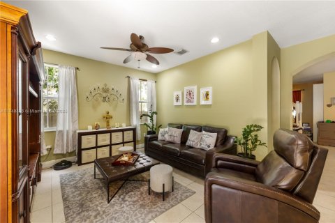 House in Miami, Florida 4 bedrooms, 209.59 sq.m. № 1963463 - photo 11