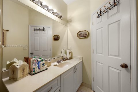 House in Miami, Florida 4 bedrooms, 209.59 sq.m. № 1963463 - photo 17