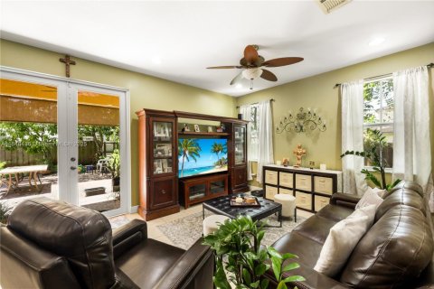 House in Miami, Florida 4 bedrooms, 209.59 sq.m. № 1963463 - photo 8