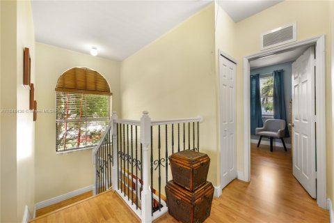 House in Miami, Florida 4 bedrooms, 209.59 sq.m. № 1963463 - photo 25