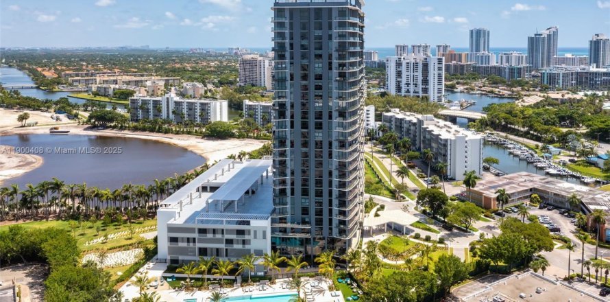 Кондоминиум с 3 спальнями в Халландейл-Бич, Флорида № 1952694