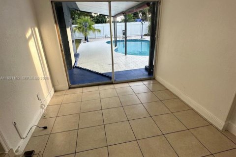 Снять в аренду виллу или дом в Майами-Гарденс, Флорида 4 спальни, 169.92м2, № 1989637 - фото 17