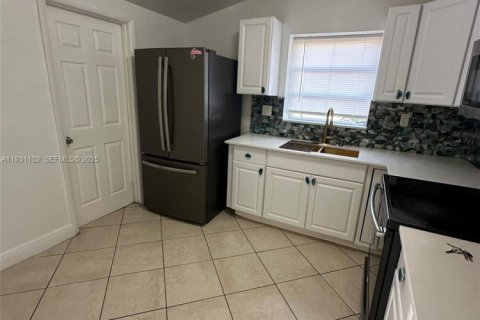 Снять в аренду виллу или дом в Майами-Гарденс, Флорида 4 спальни, 169.92м2, № 1989637 - фото 6