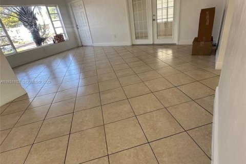 Снять в аренду виллу или дом в Майами-Гарденс, Флорида 4 спальни, 169.92м2, № 1989637 - фото 4