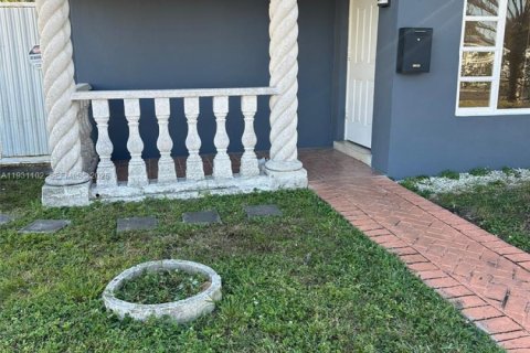 Снять в аренду виллу или дом в Майами-Гарденс, Флорида 4 спальни, 169.92м2, № 1989637 - фото 3