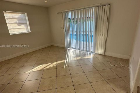 Снять в аренду виллу или дом в Майами-Гарденс, Флорида 4 спальни, 169.92м2, № 1989637 - фото 16