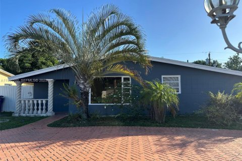 Снять в аренду виллу или дом в Майами-Гарденс, Флорида 4 спальни, 169.92м2, № 1989637 - фото 1