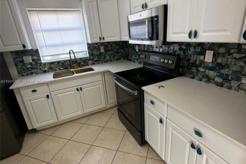 Снять в аренду виллу или дом в Майами-Гарденс, Флорида 4 спальни, 169.92м2, № 1989637 - фото 7