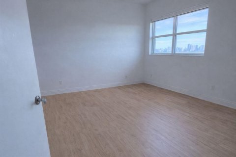 Apartment in North Miami, Florida 3 bedrooms, 182.74 sq.m. № 2180534 - photo 4