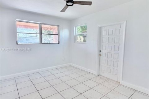 Casa en alquiler en Dania Beach, Florida, 4 dormitorios, 129.51 m2 № 2078058 - foto 14