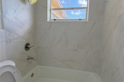 Casa en alquiler en Dania Beach, Florida, 4 dormitorios, 129.51 m2 № 2078058 - foto 7