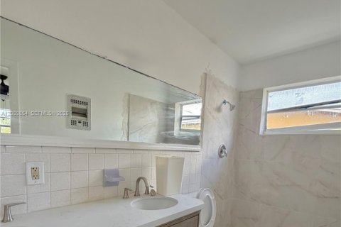 Casa en alquiler en Dania Beach, Florida, 4 dormitorios, 129.51 m2 № 2078058 - foto 6