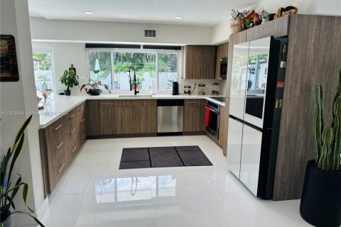 House in North Miami Beach, Florida 4 bedrooms, 248.51 sq.m. № 1965243 - photo 13