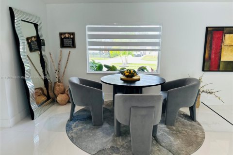 House in North Miami Beach, Florida 4 bedrooms, 248.51 sq.m. № 1965243 - photo 17