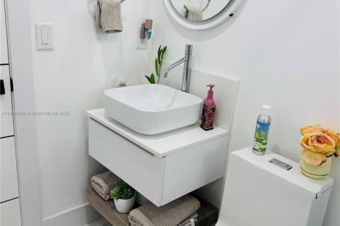 House in North Miami Beach, Florida 4 bedrooms, 248.51 sq.m. № 1965243 - photo 29