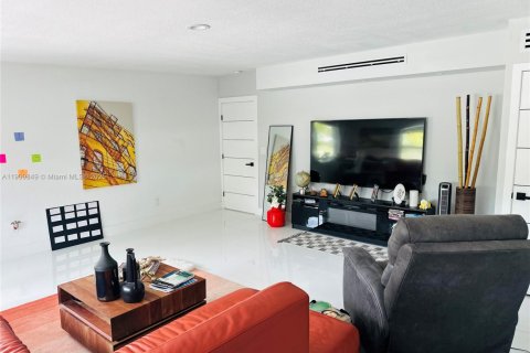 House in North Miami Beach, Florida 4 bedrooms, 248.51 sq.m. № 1965243 - photo 11