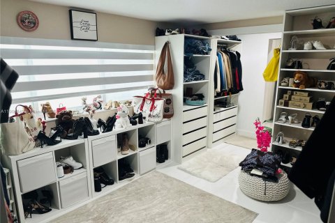 House in North Miami Beach, Florida 4 bedrooms, 248.51 sq.m. № 1965243 - photo 26