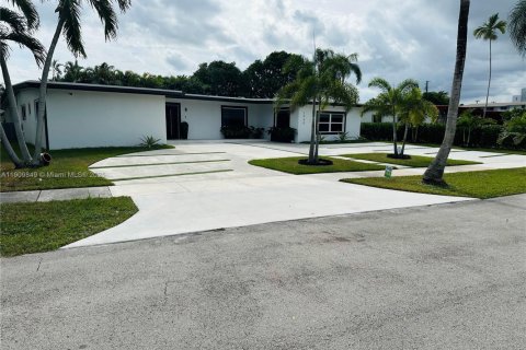 House in North Miami Beach, Florida 4 bedrooms, 248.51 sq.m. № 1965243 - photo 3