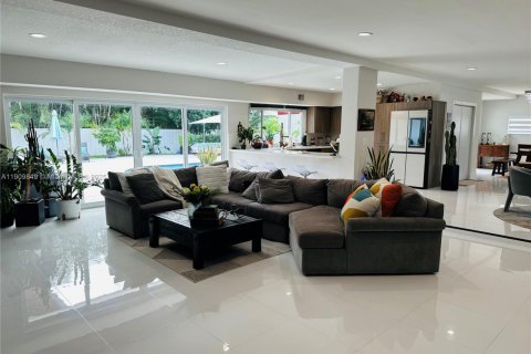 House in North Miami Beach, Florida 4 bedrooms, 248.51 sq.m. № 1965243 - photo 6