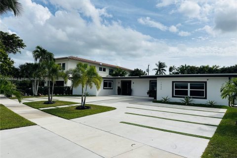 House in North Miami Beach, Florida 4 bedrooms, 248.51 sq.m. № 1965243 - photo 4