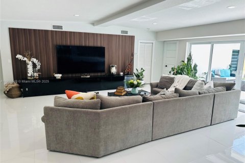 House in North Miami Beach, Florida 4 bedrooms, 248.51 sq.m. № 1965243 - photo 8