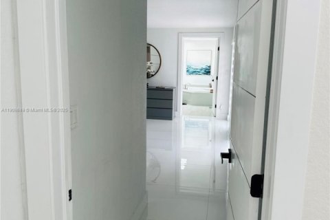 House in North Miami Beach, Florida 4 bedrooms, 248.51 sq.m. № 1965243 - photo 19