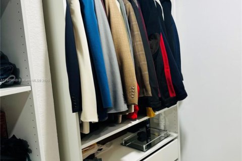 House in North Miami Beach, Florida 4 bedrooms, 248.51 sq.m. № 1965243 - photo 25