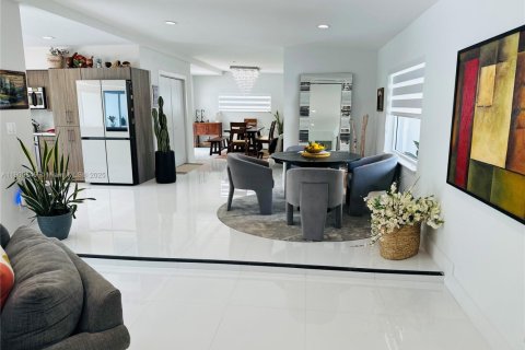House in North Miami Beach, Florida 4 bedrooms, 248.51 sq.m. № 1965243 - photo 7