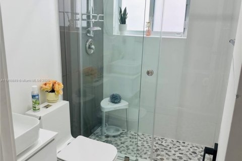 House in North Miami Beach, Florida 4 bedrooms, 248.51 sq.m. № 1965243 - photo 28