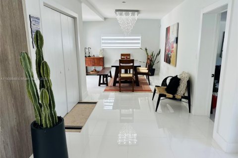 House in North Miami Beach, Florida 4 bedrooms, 248.51 sq.m. № 1965243 - photo 9