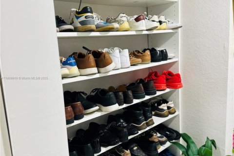 House in North Miami Beach, Florida 4 bedrooms, 248.51 sq.m. № 1965243 - photo 24