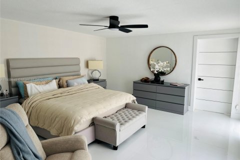 House in North Miami Beach, Florida 4 bedrooms, 248.51 sq.m. № 1965243 - photo 20