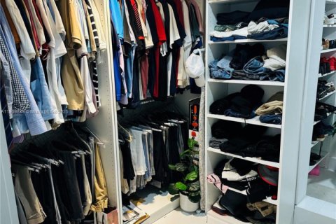 House in North Miami Beach, Florida 4 bedrooms, 248.51 sq.m. № 1965243 - photo 23