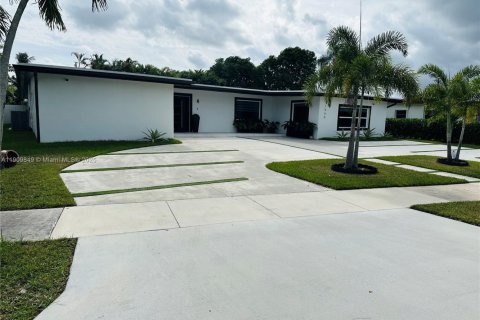 House in North Miami Beach, Florida 4 bedrooms, 248.51 sq.m. № 1965243 - photo 2