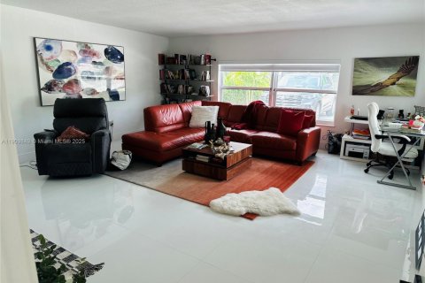 House in North Miami Beach, Florida 4 bedrooms, 248.51 sq.m. № 1965243 - photo 10